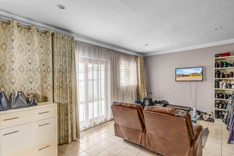 6 Bedroom Property for Sale in Kew Gauteng