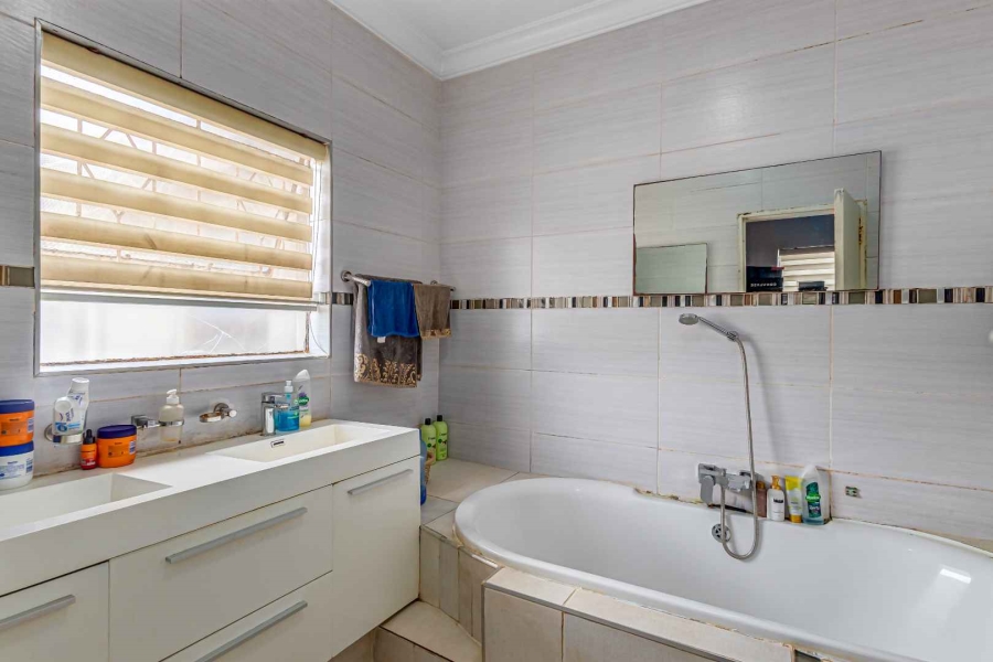 6 Bedroom Property for Sale in Kew Gauteng