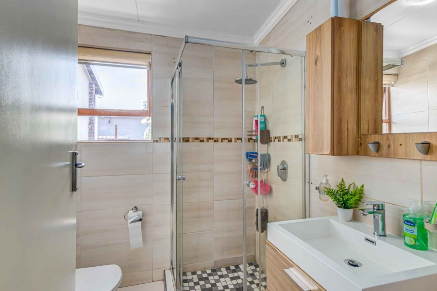 6 Bedroom Property for Sale in Kew Gauteng