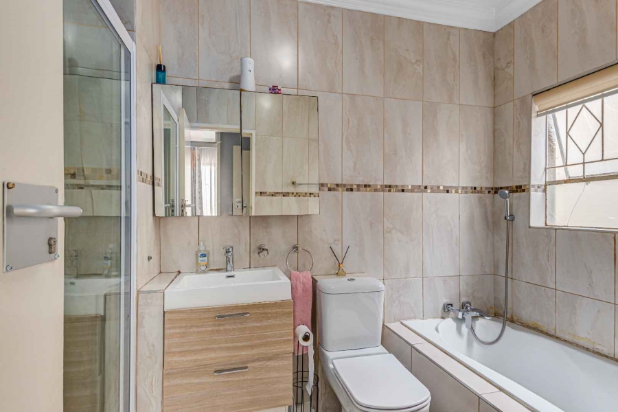 6 Bedroom Property for Sale in Kew Gauteng