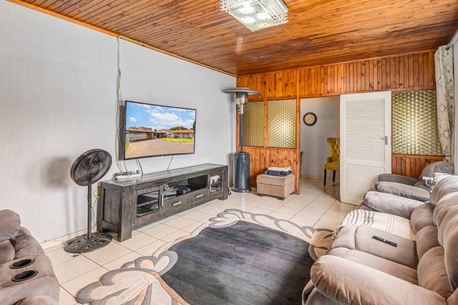 6 Bedroom Property for Sale in Kew Gauteng