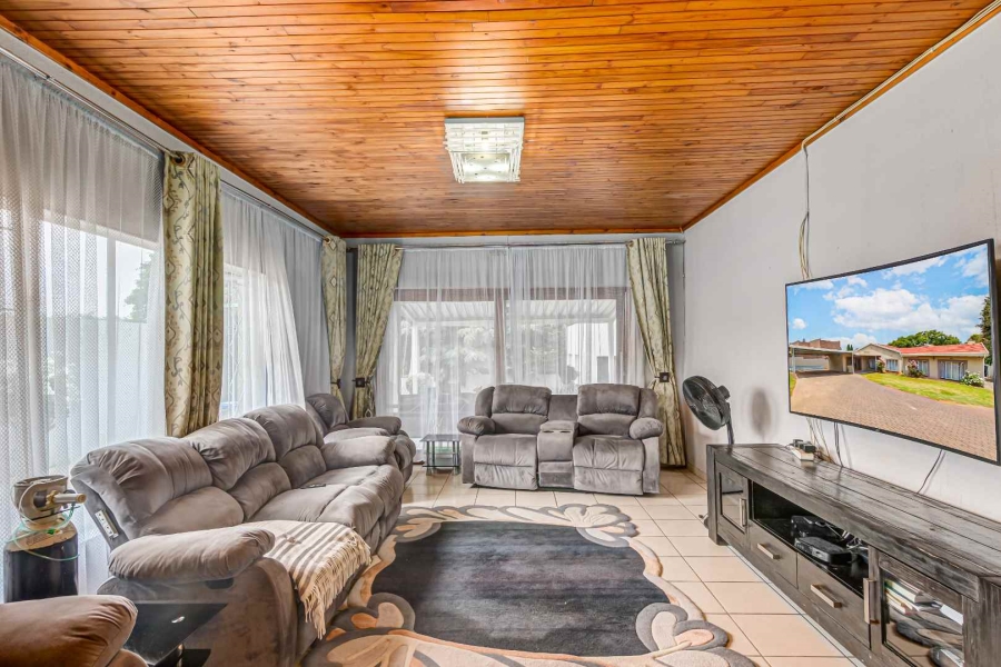 6 Bedroom Property for Sale in Kew Gauteng