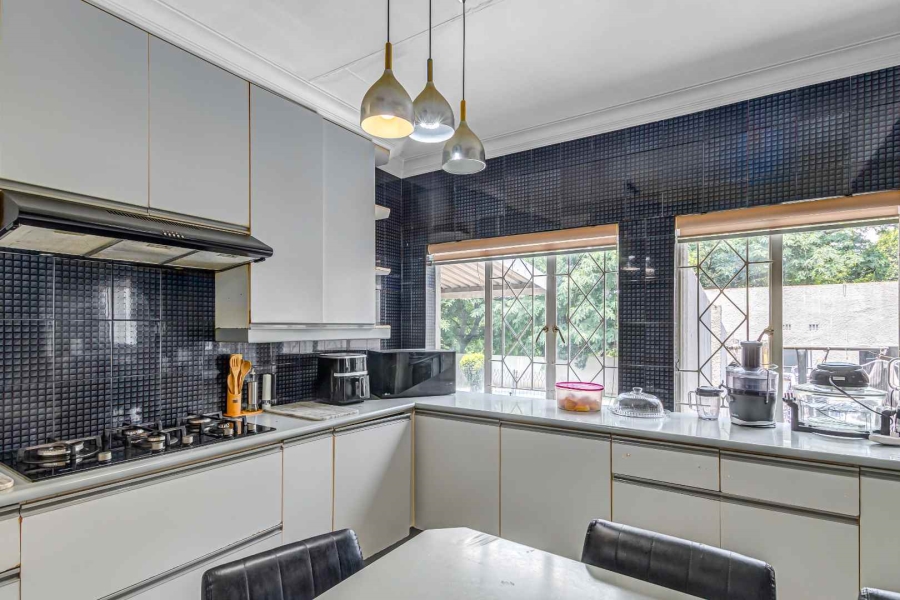 6 Bedroom Property for Sale in Kew Gauteng