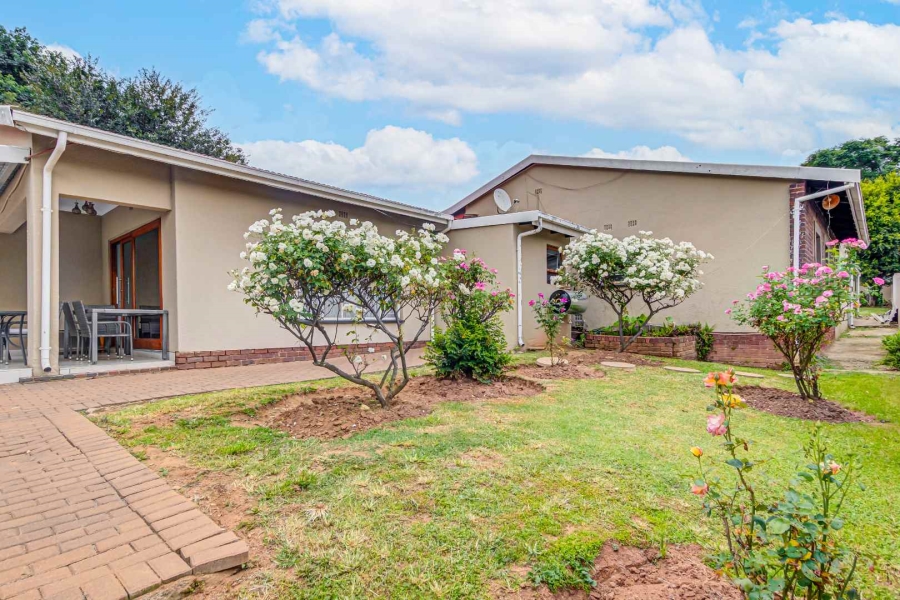 6 Bedroom Property for Sale in Kew Gauteng