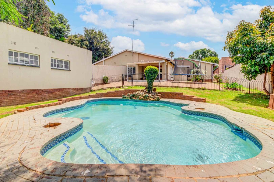 6 Bedroom Property for Sale in Kew Gauteng