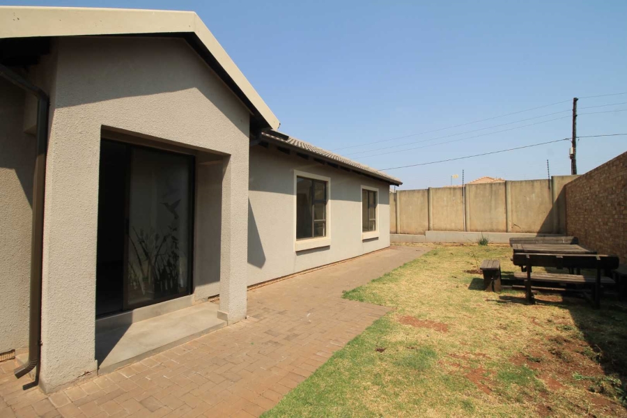 3 Bedroom Property for Sale in Clayville Gauteng