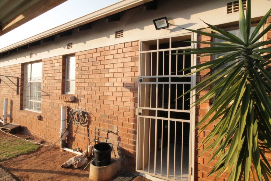 3 Bedroom Property for Sale in Clayville Gauteng
