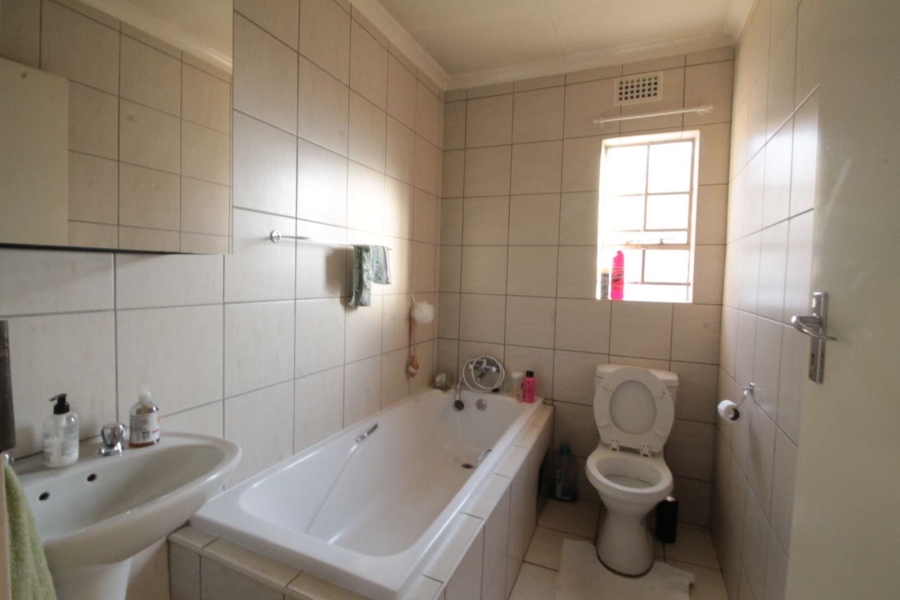 3 Bedroom Property for Sale in Clayville Gauteng
