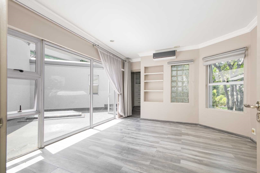 5 Bedroom Property for Sale in Fourways Gardens Gauteng