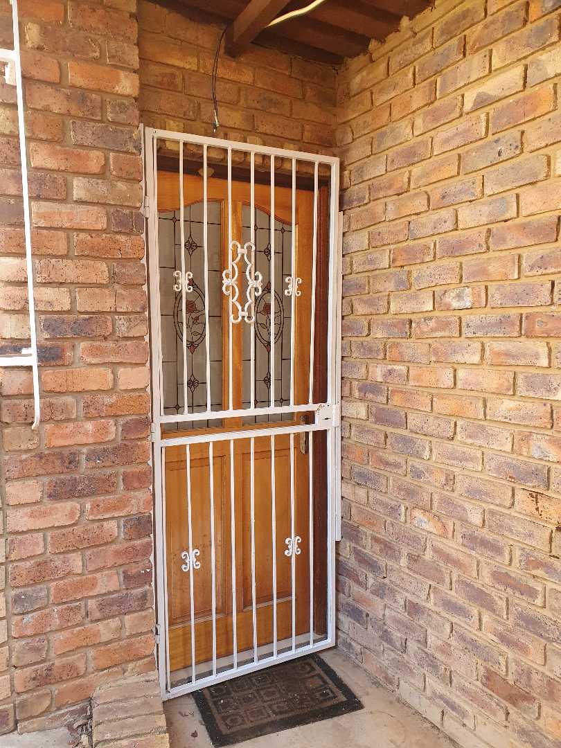 To Let 1 Bedroom Property for Rent in Sinoville Gauteng