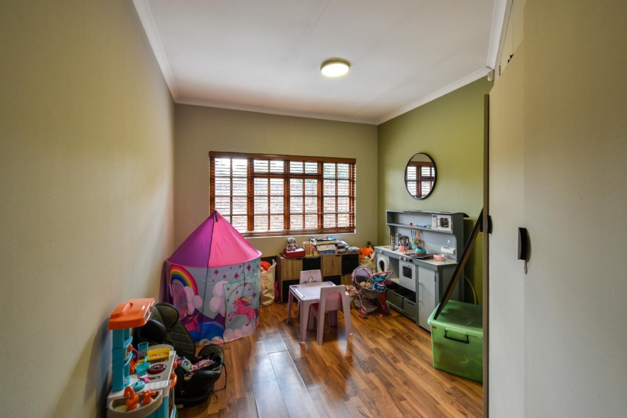 4 Bedroom Property for Sale in Faerie Glen Gauteng