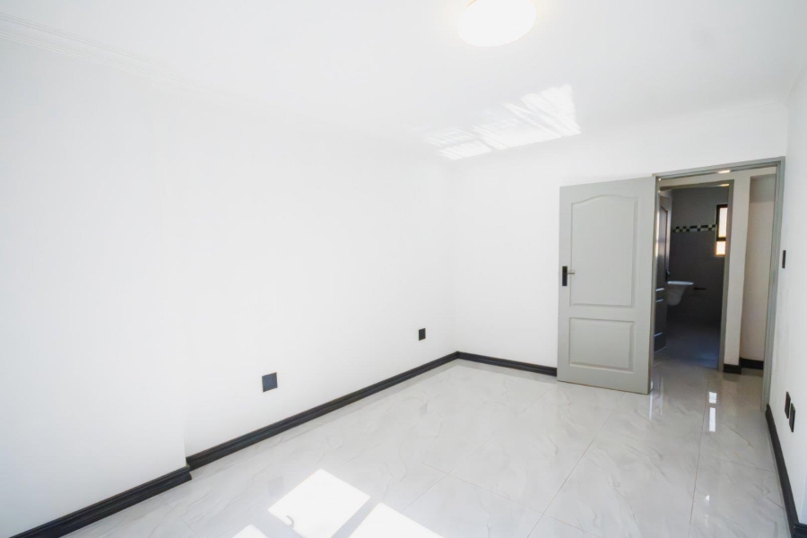 6 Bedroom Property for Sale in Meyerspark Gauteng