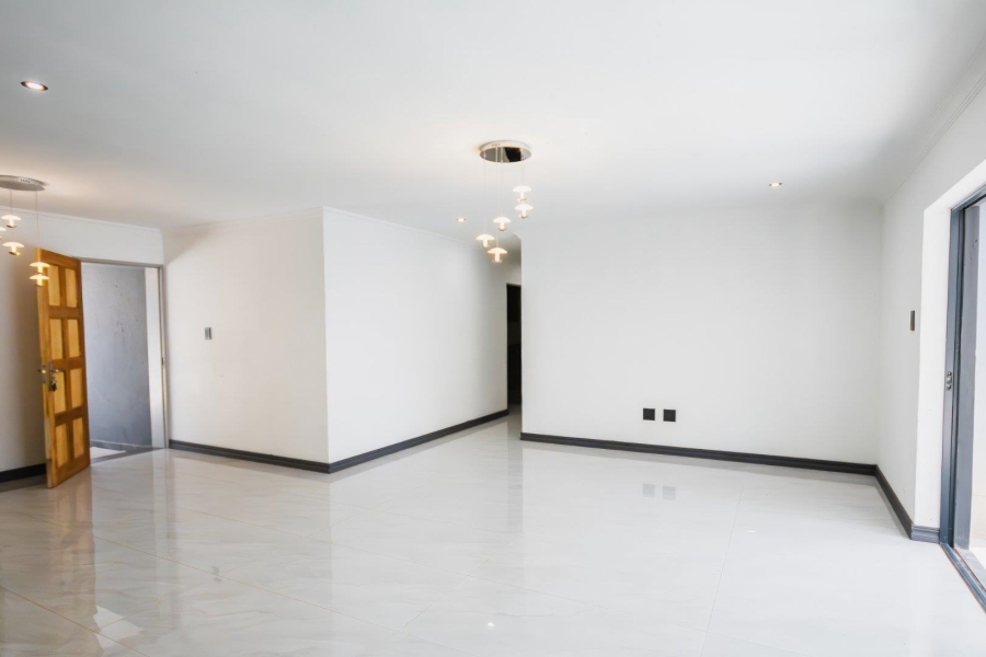 6 Bedroom Property for Sale in Meyerspark Gauteng