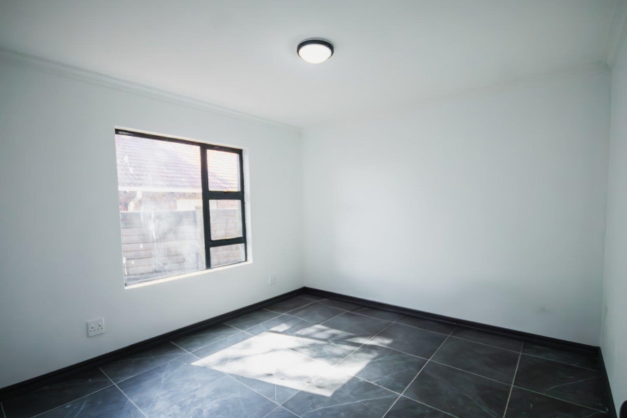 6 Bedroom Property for Sale in Meyerspark Gauteng