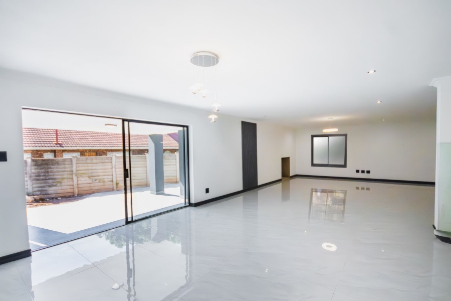 6 Bedroom Property for Sale in Meyerspark Gauteng