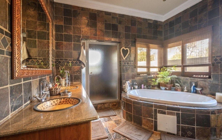 4 Bedroom Property for Sale in Zwavelpoort Gauteng