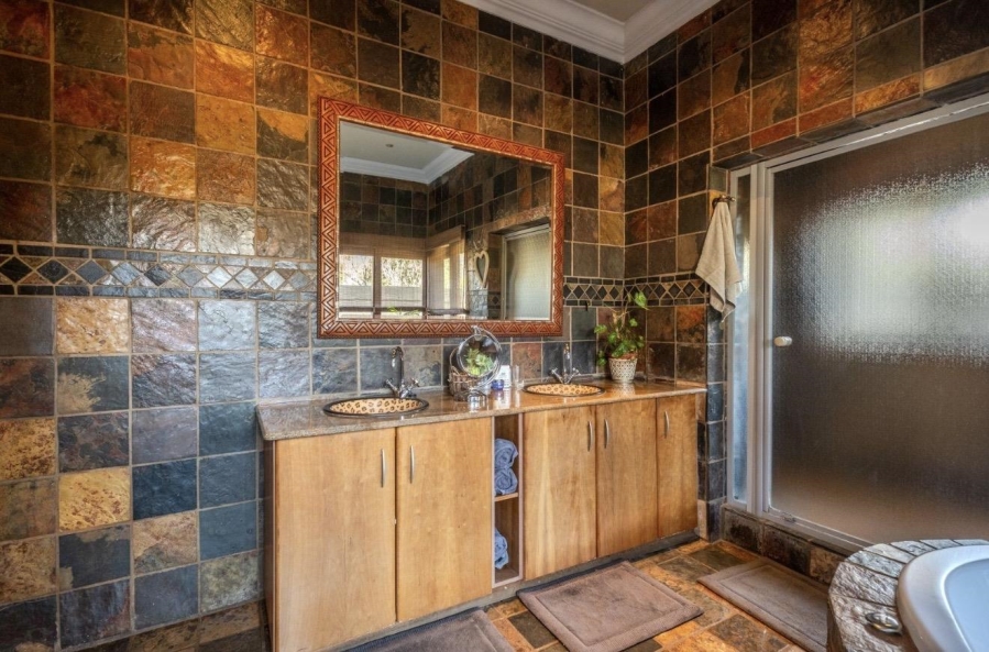 4 Bedroom Property for Sale in Zwavelpoort Gauteng