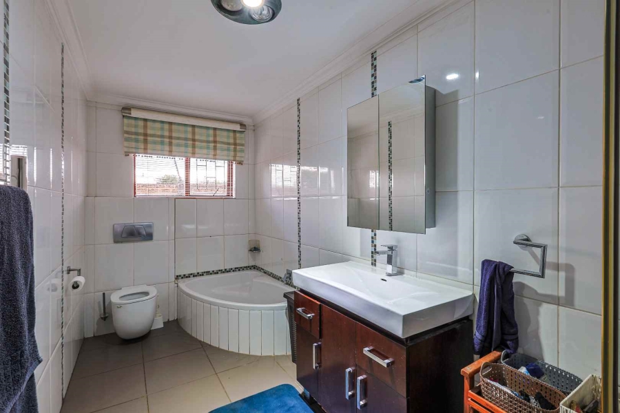 To Let 4 Bedroom Property for Rent in Silver Lakes Golf Estate Gauteng