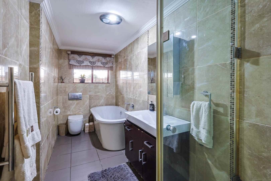 To Let 4 Bedroom Property for Rent in Silver Lakes Golf Estate Gauteng