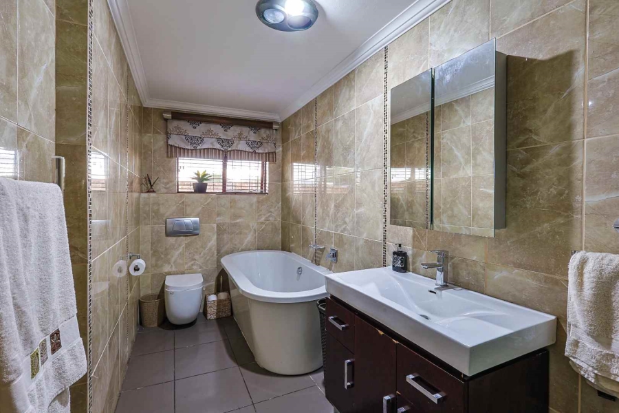 To Let 4 Bedroom Property for Rent in Silver Lakes Golf Estate Gauteng