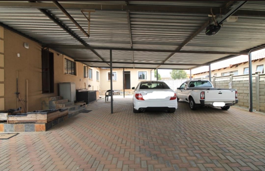 6 Bedroom Property for Sale in Cosmo City Gauteng