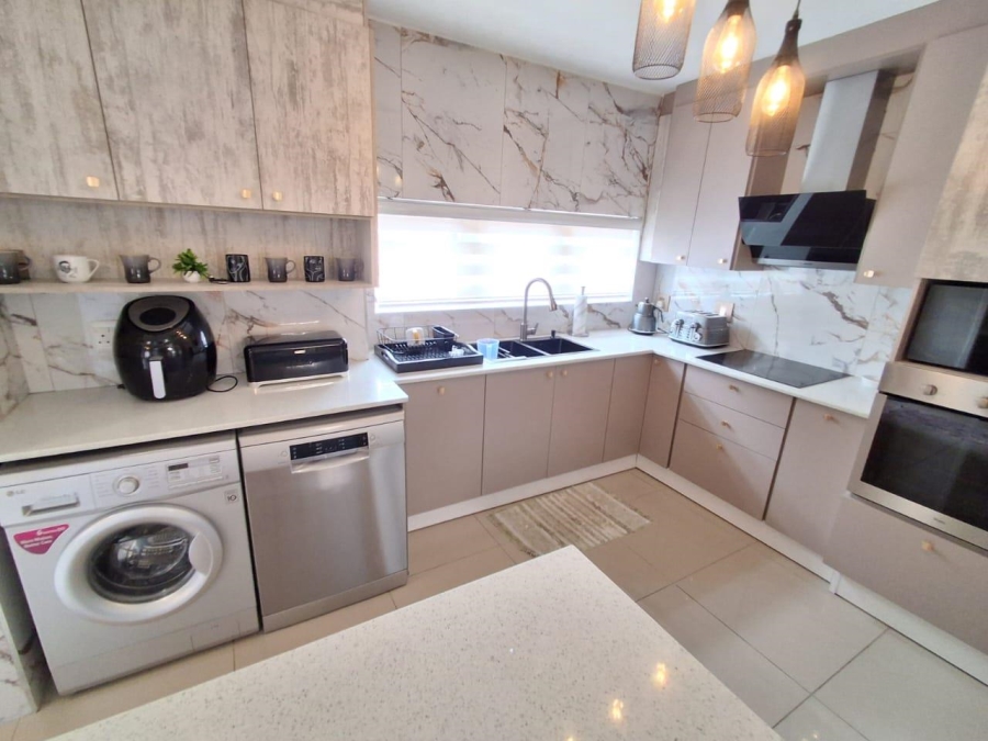 3 Bedroom Property for Sale in Die Hoewes Gauteng