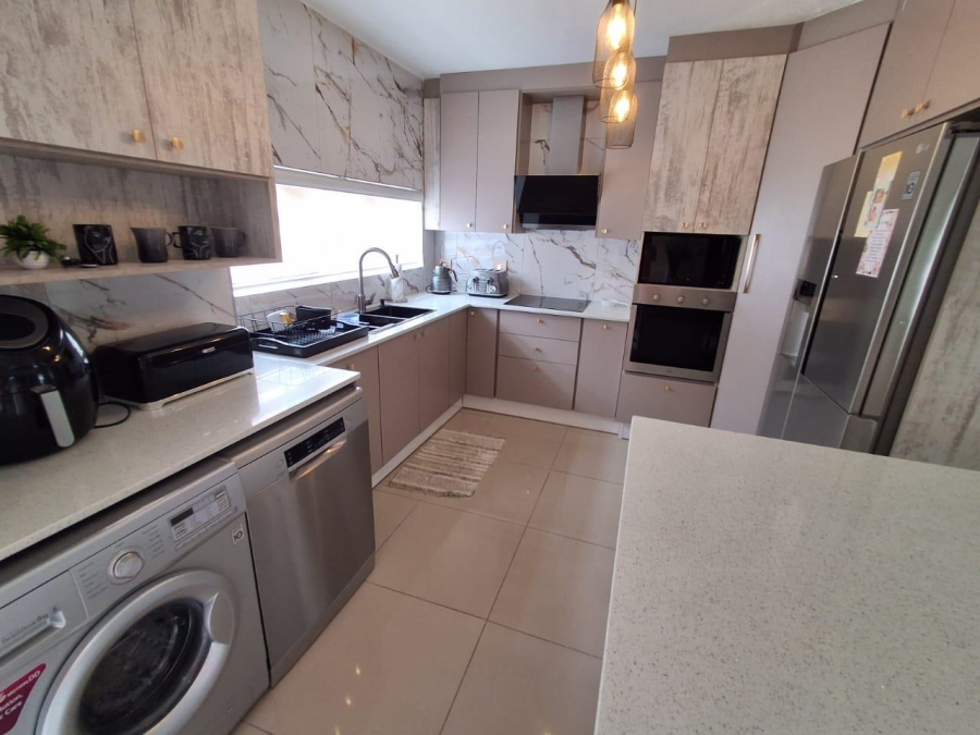 3 Bedroom Property for Sale in Die Hoewes Gauteng