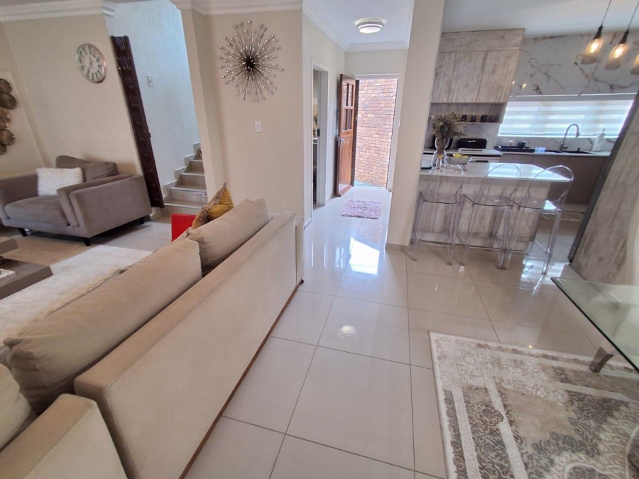 3 Bedroom Property for Sale in Die Hoewes Gauteng