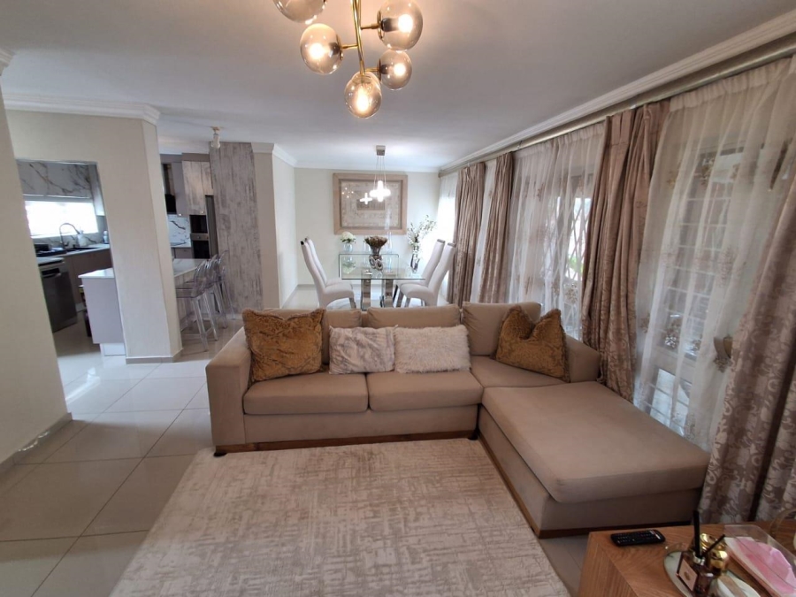 3 Bedroom Property for Sale in Die Hoewes Gauteng