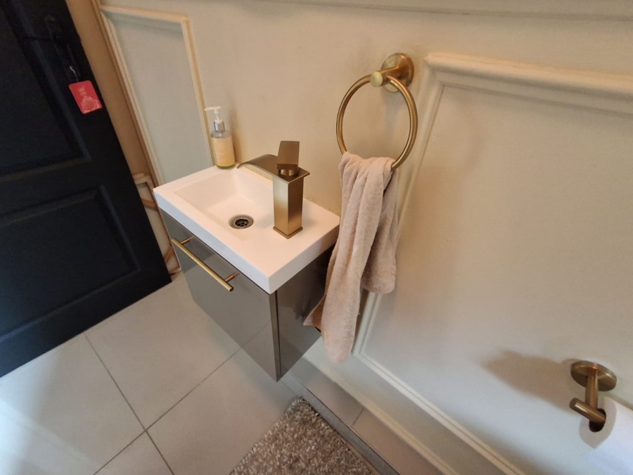 3 Bedroom Property for Sale in Die Hoewes Gauteng