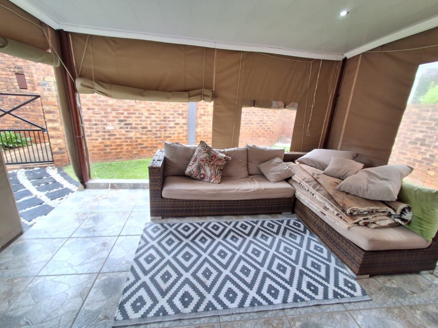 3 Bedroom Property for Sale in Die Hoewes Gauteng