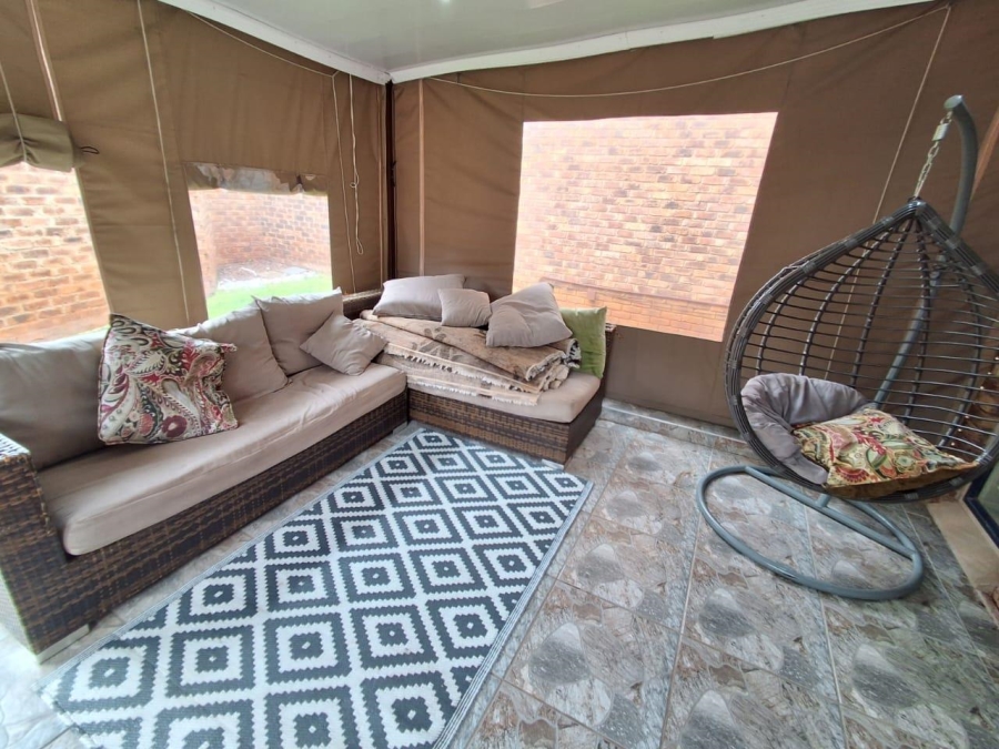 3 Bedroom Property for Sale in Die Hoewes Gauteng