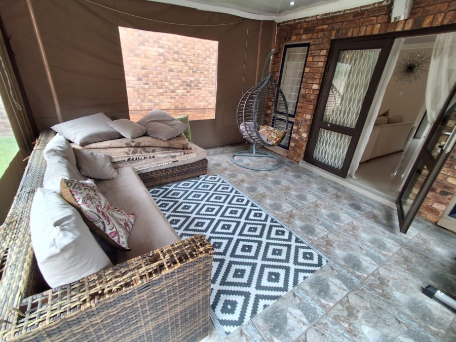 3 Bedroom Property for Sale in Die Hoewes Gauteng