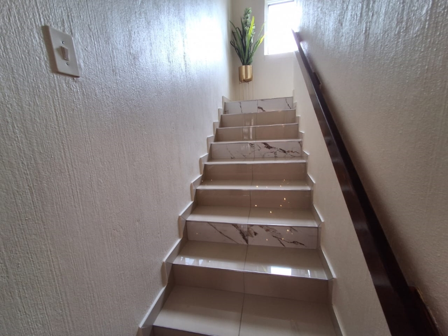 3 Bedroom Property for Sale in Die Hoewes Gauteng