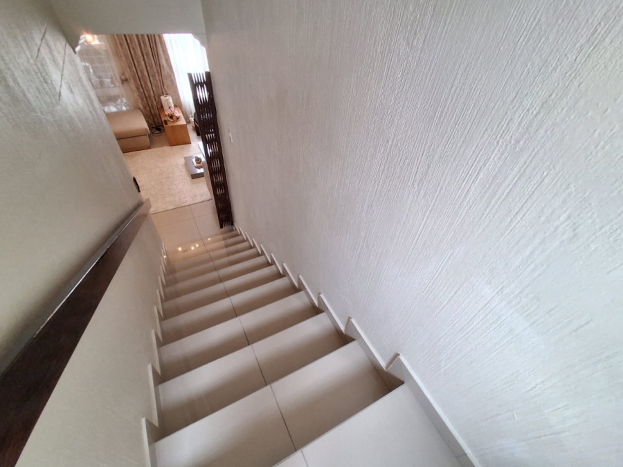 3 Bedroom Property for Sale in Die Hoewes Gauteng