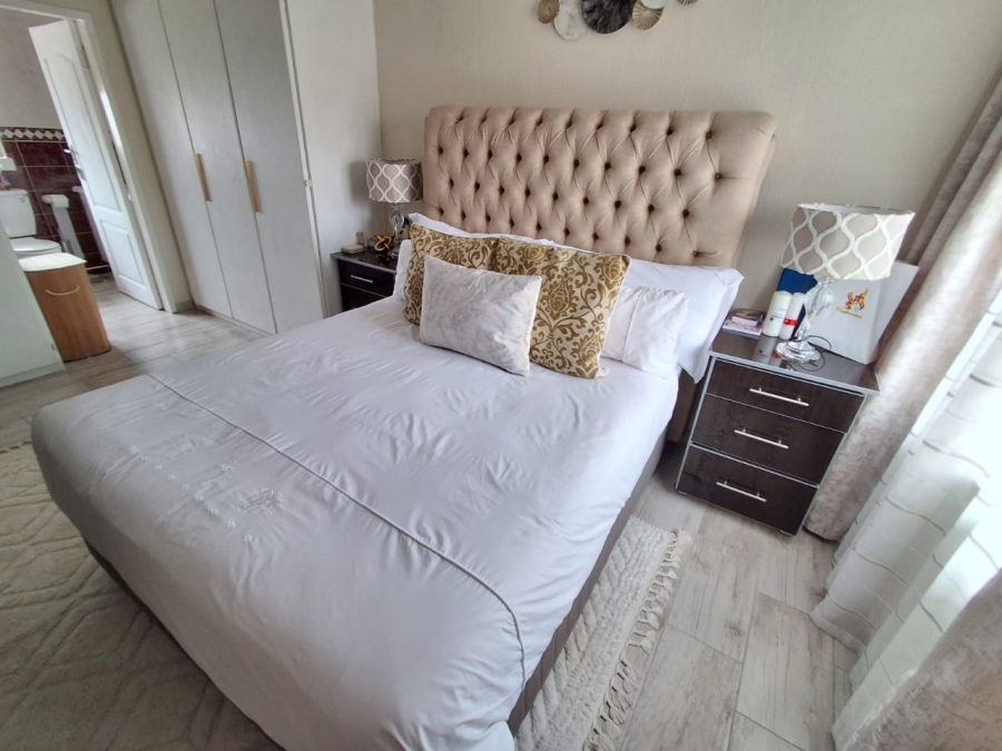 3 Bedroom Property for Sale in Die Hoewes Gauteng