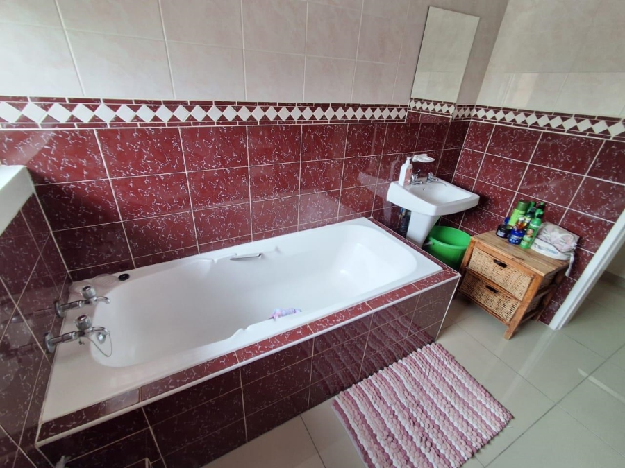 3 Bedroom Property for Sale in Die Hoewes Gauteng