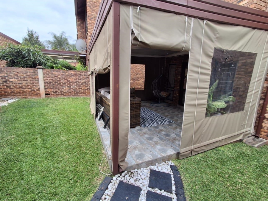 3 Bedroom Property for Sale in Die Hoewes Gauteng