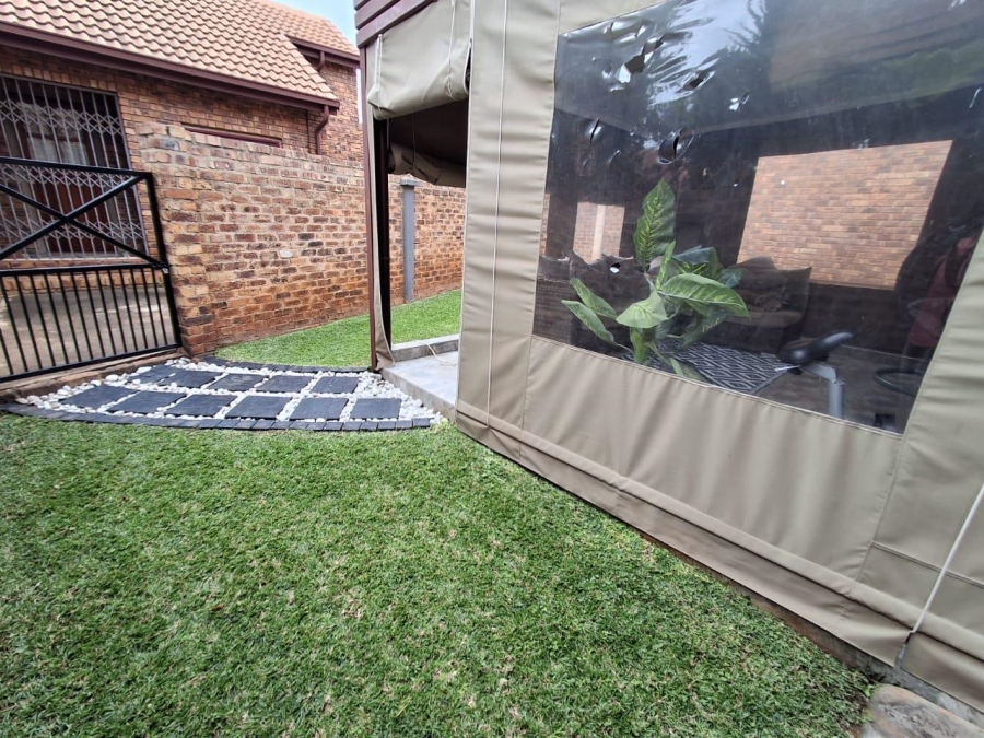3 Bedroom Property for Sale in Die Hoewes Gauteng