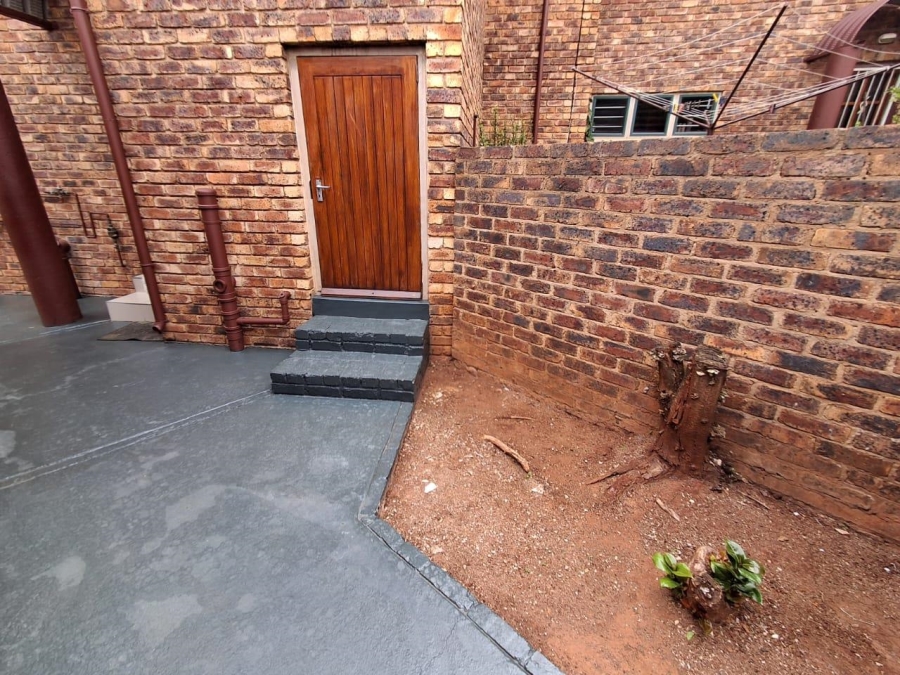 3 Bedroom Property for Sale in Die Hoewes Gauteng