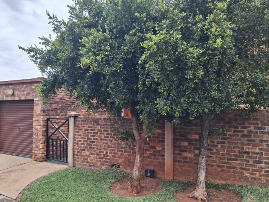 3 Bedroom Property for Sale in Die Hoewes Gauteng