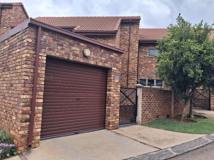 3 Bedroom Property for Sale in Die Hoewes Gauteng