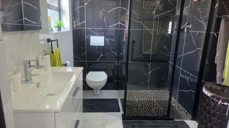 5 Bedroom Property for Sale in Raceview Gauteng