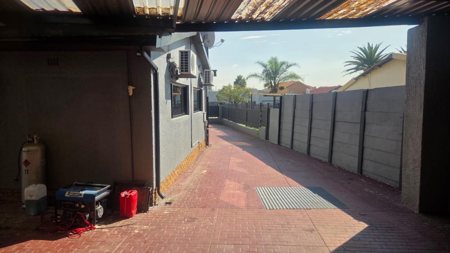 5 Bedroom Property for Sale in Raceview Gauteng