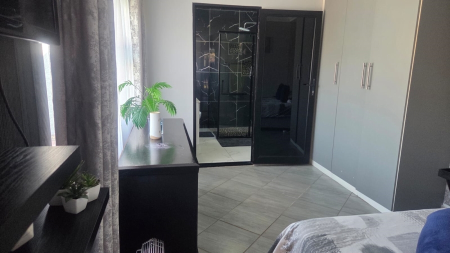 5 Bedroom Property for Sale in Raceview Gauteng