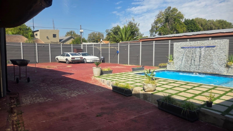 5 Bedroom Property for Sale in Raceview Gauteng