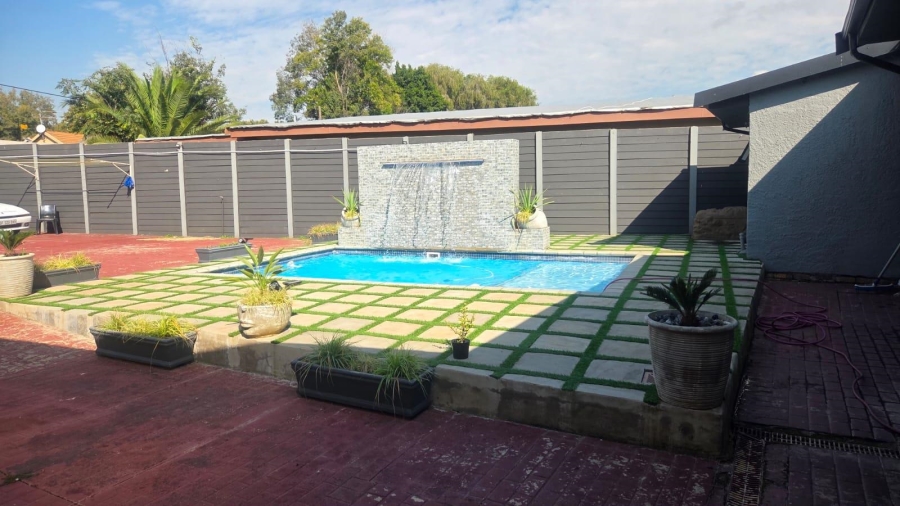 5 Bedroom Property for Sale in Raceview Gauteng
