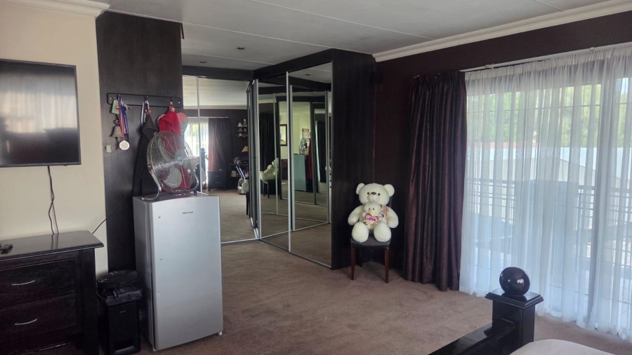 5 Bedroom Property for Sale in Raceview Gauteng