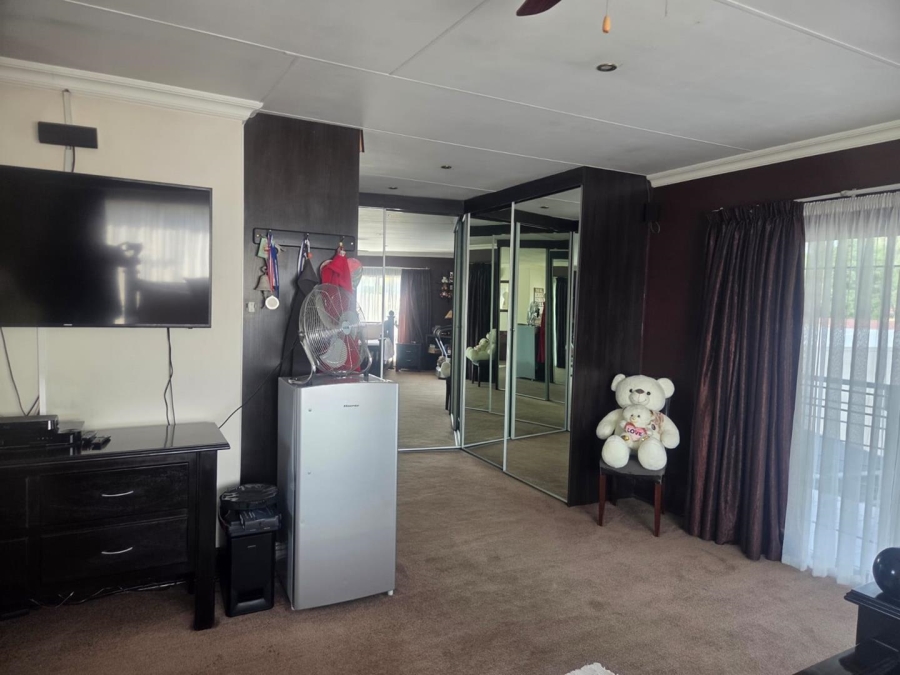 5 Bedroom Property for Sale in Raceview Gauteng