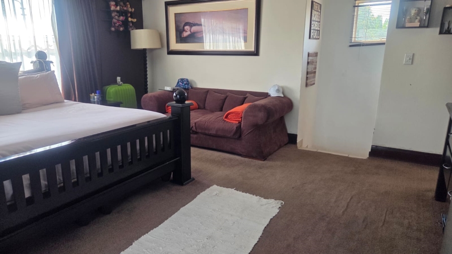 5 Bedroom Property for Sale in Raceview Gauteng